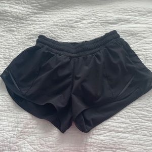 black lululemon hotty hot 2.5 inch shorts